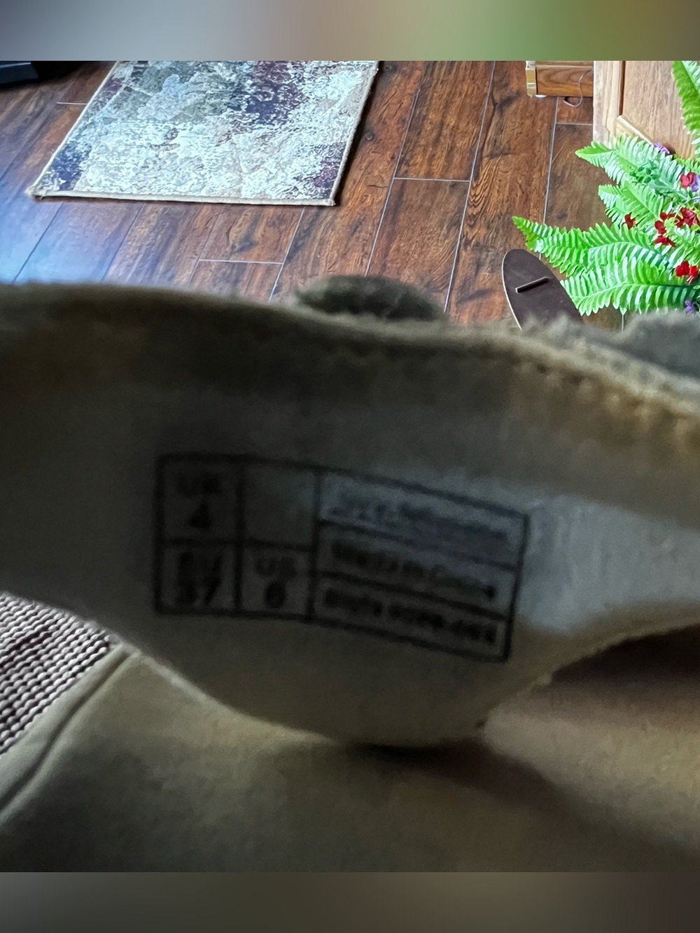 Size 6 FitFlop Women's Beige Floral Thong Sandals with Gold Accents - Picture 13 of 13